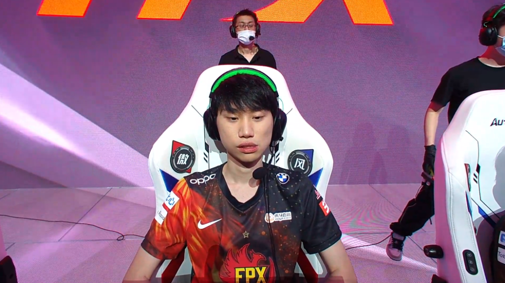 KT翻盘V5，Doinb极限生还后反打鏖战多局四强赛，引爆全场热议