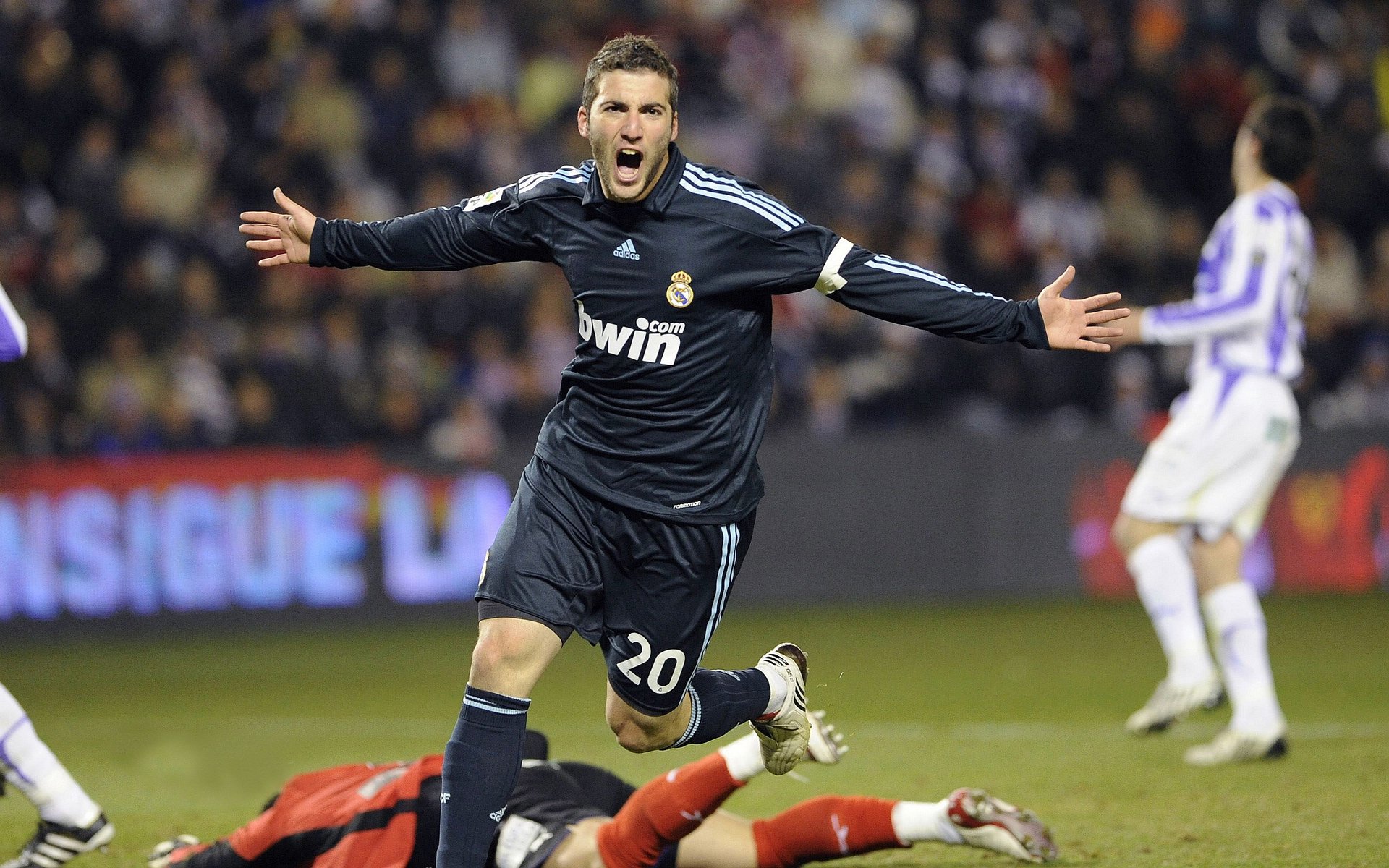 开云体育在线-圣白色逆袭，本泽马如何用一粒写意挑射，打破十年暗影