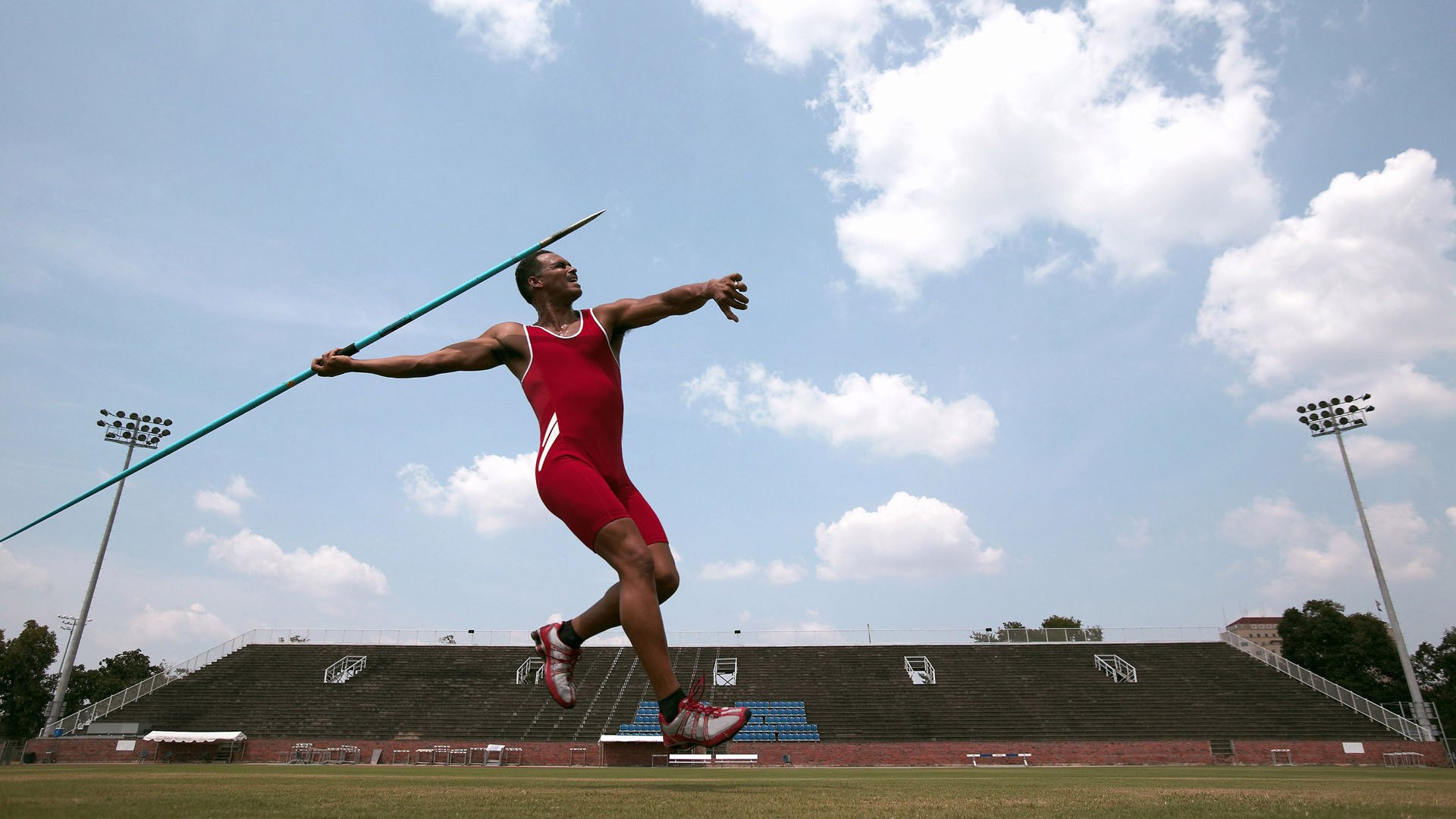 速度的狂飙与团队的掌控，当F1轮胎点燃巴林夜空，布鲁克林正编织一张精密的网